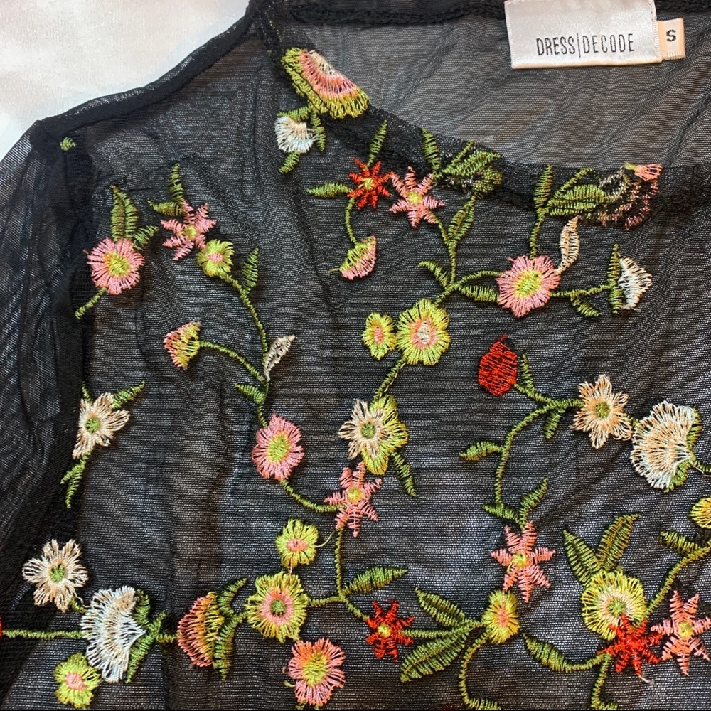 LF Dresscode Floral Mesh Crop Top - Picture 5 of 11